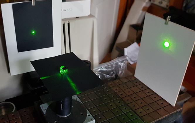 Mounted converging and diverging lenses on beam splitter cube